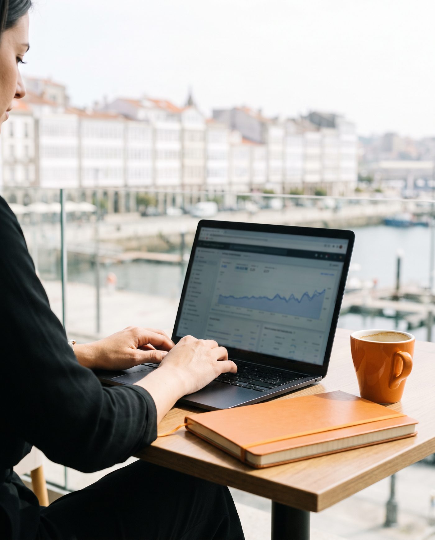 Consultora SEO trabajando en el posicionamiento en Google de un negocio con vistas a las galerías y el puerto de A Coruña