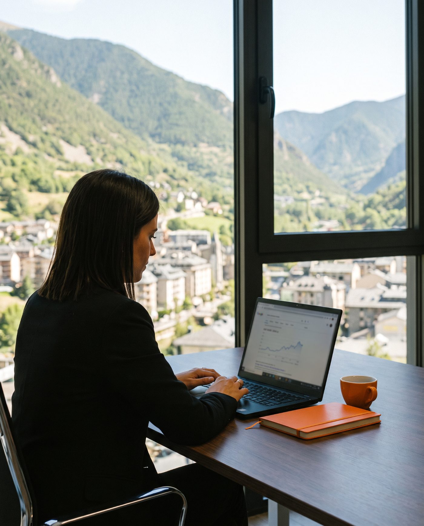 Consultora SEO trabajando en el posicionamiento en Google de un negocio con vistas a los Pirineos de Andorra