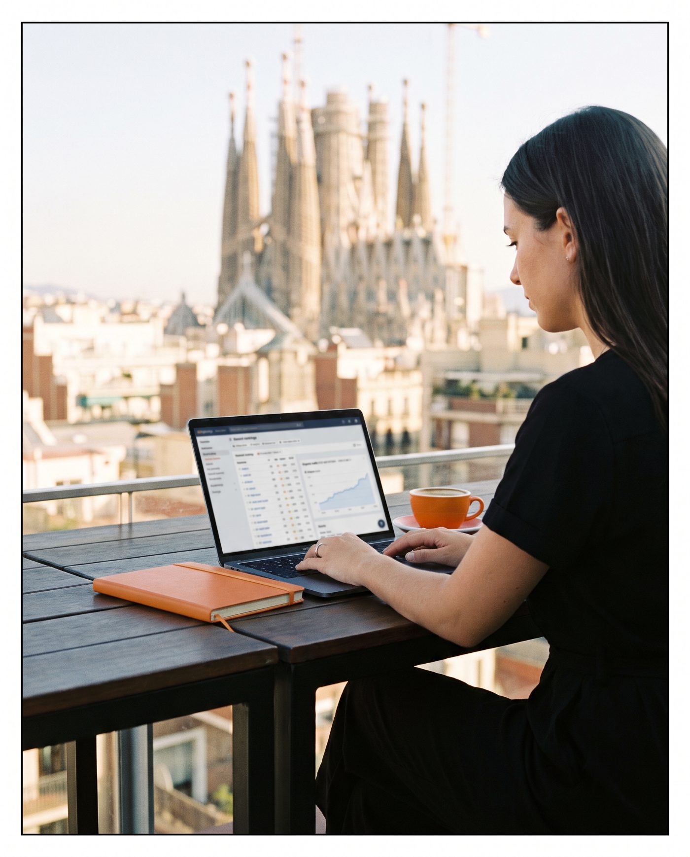 Consultora SEO trabajando en el posicionamiento en Google de un negocio con vistas a la Sagrada Familia de Barcelona
