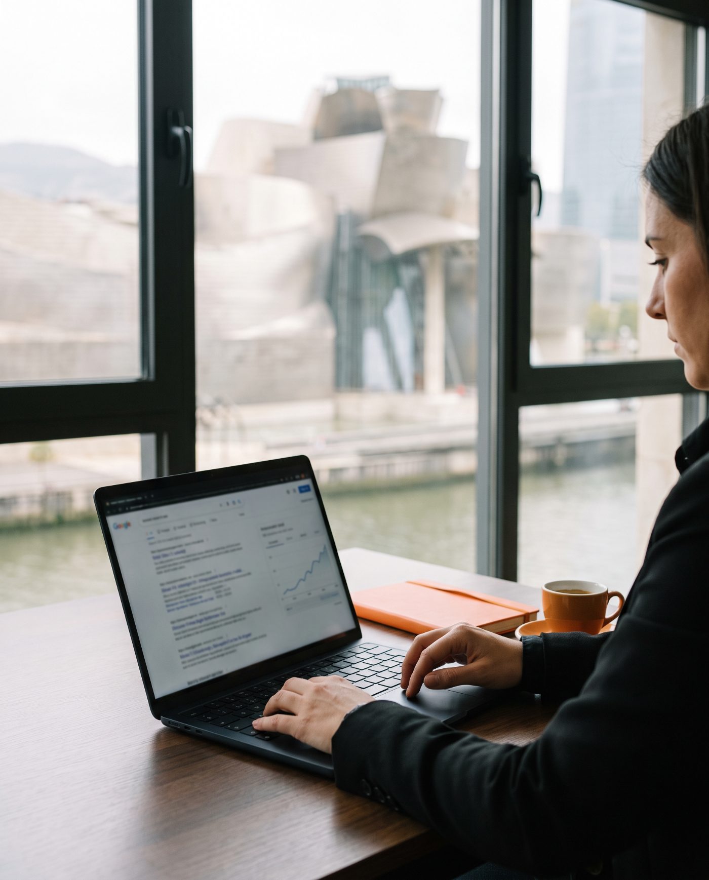 Consultora SEO trabajando en el posicionamiento en Google de un negocio con vistas a la ría y el Guggenheim de Bilbao