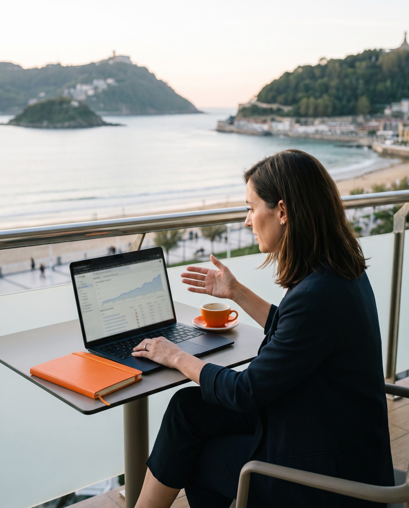 Consultora SEO trabajando en el posicionamiento en Google de un negocio con vistas a la bahía de La Concha en San Sebastián