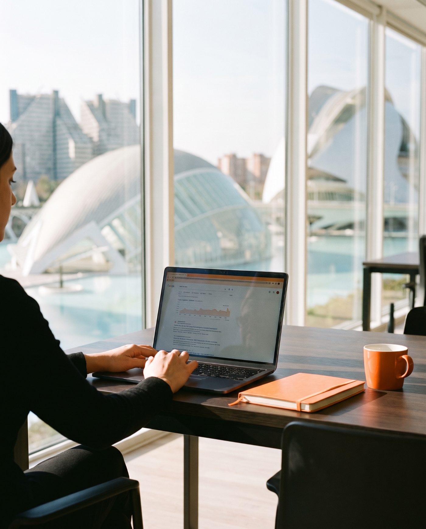 Consultora SEO trabajando en el posicionamiento en Google de un negocio con vistas a la Ciudad de las Artes y las Ciencias de Valencia